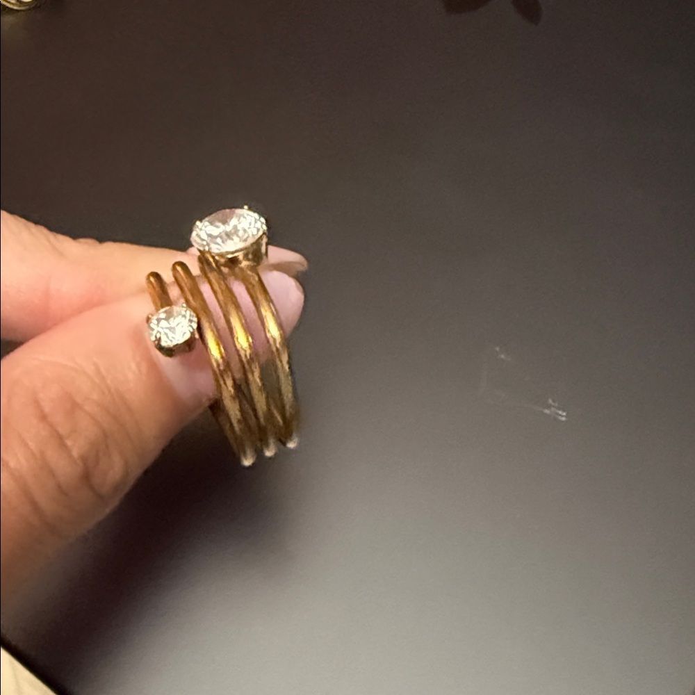 Elegant Gold Ring with Clear Stones - Costume Jewelry Ring - LIKE NEW - Picture 3 of 6